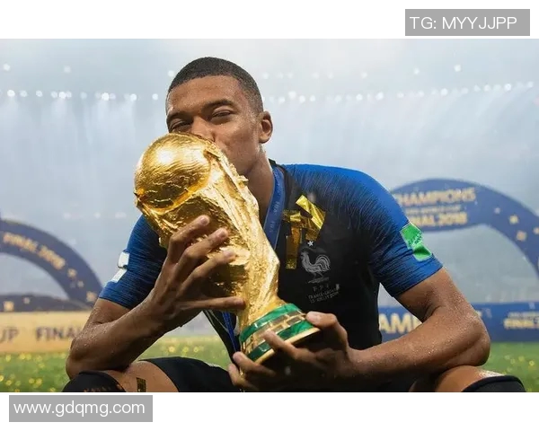 足球明星亲吻奖杯的瞬间展现荣耀与梦想的交融 足球明星亲吻奖杯的瞬间展现荣耀与梦想的交融