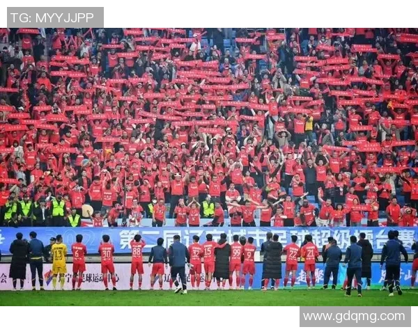 足球明星们齐聚一堂共同祝贺球队胜利的精彩瞬间与感人寄语 足球明星们齐聚一堂共同祝贺球队胜利的精彩瞬间与感人寄语