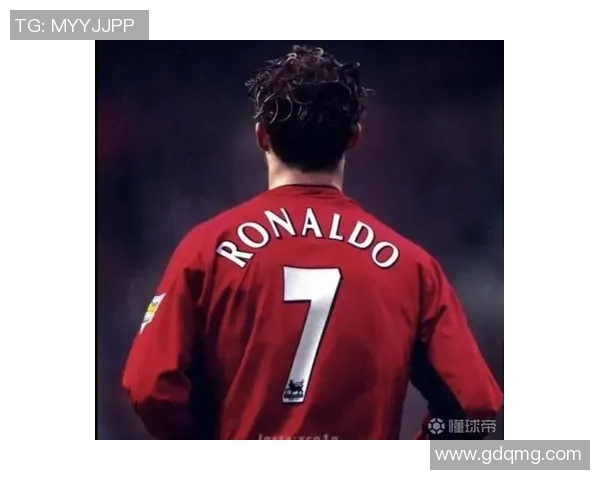 足球明星背影高清图片展现运动魅力与激情瞬间的完美结合