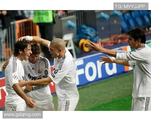 人工智能足球明星与前辈的对话与传承探索