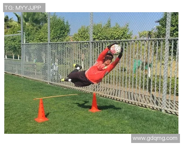 小鹰与足球明星亲密合影展现青春活力与梦想追逐的美好瞬间